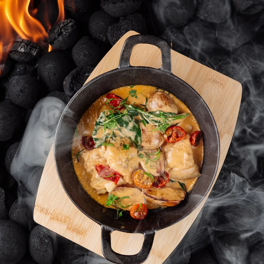 Горячая сковородка с судаком, картофелем и томатами