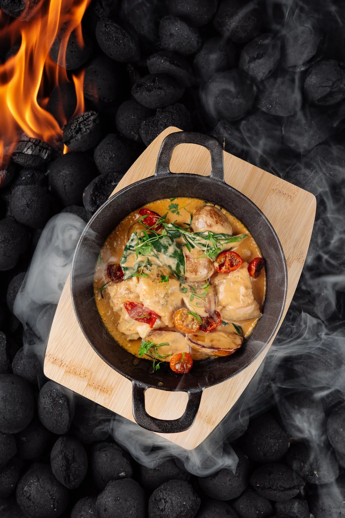 Горячая сковородка с судаком, картофелем и томатами