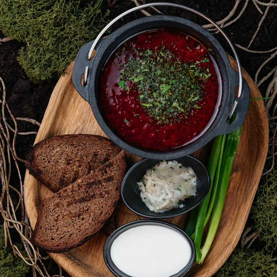 Борщ с говядиной, черносливом, копчёной сметаной и салом