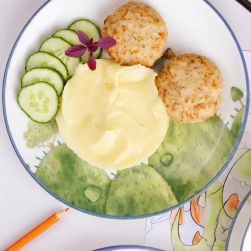 Картофельное пюре с биточками из курицы
